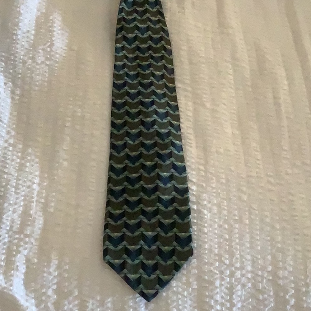 Ziggurat 100% silk neck ware